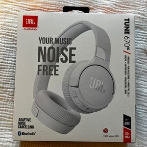 JBL Noise Cancelling Headphones - Tune 670NC